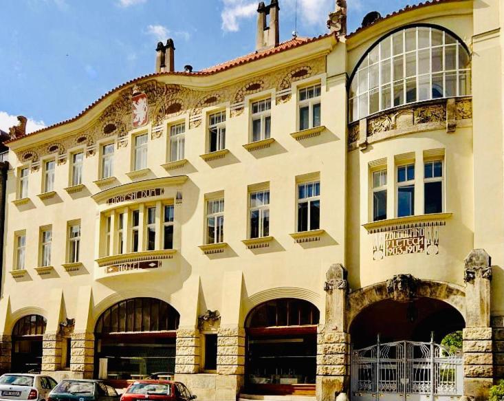 Hotel Okresní Dům Hradec Kralove Exterior foto
