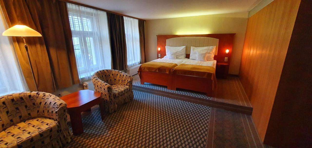 Hotel Okresní Dům Hradec Kralove Exterior foto